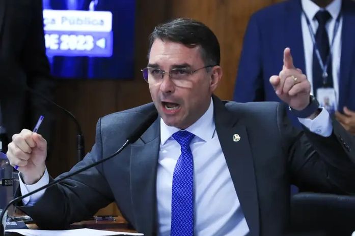 Antes de cirurgia, Bolsonaro formaliza apoio e aponta Flávio como nome para 2026