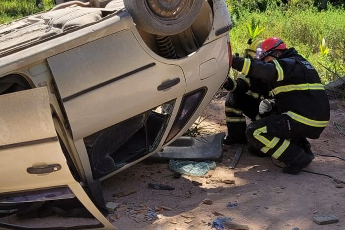 Idoso morre e homem fica ferido após capotamento de veículo em Marechal Deodoro