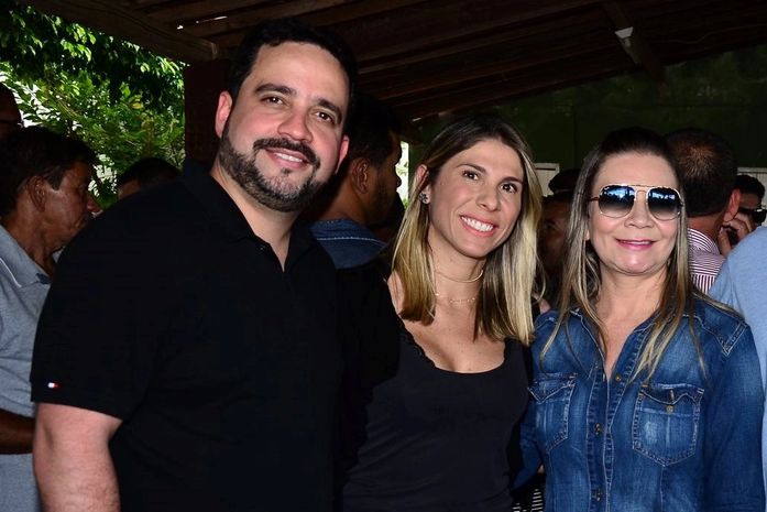 Paulo Dantas, a esposa Marina e a prefeita de Major, Santana Mariano