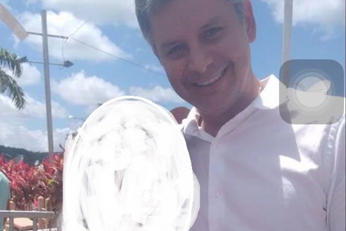 A adolescente G.M.S ao lado do prefeito Wladimir Brito