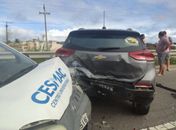 Carro atropelou duas pessoas e foi atingindo na traseira por outro veículo, que teve a traseira atingida por um terceiro carro.