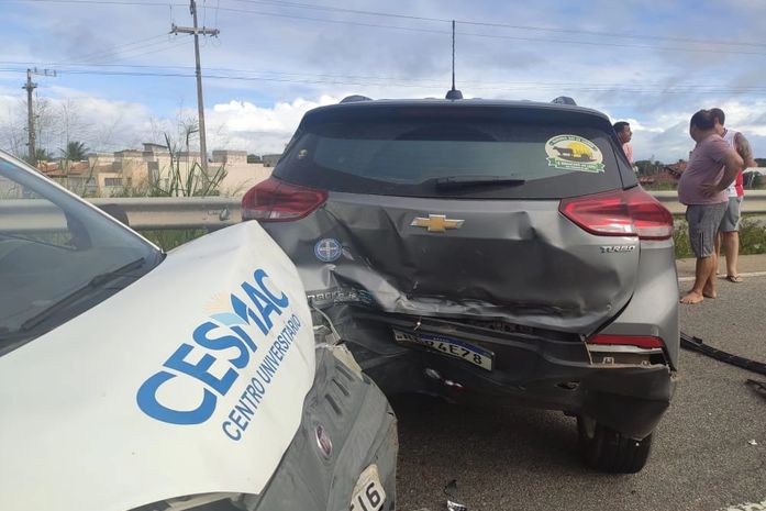 Carro atropelou duas pessoas e foi atingindo na traseira por outro veículo, que teve a traseira atingida por um terceiro carro.