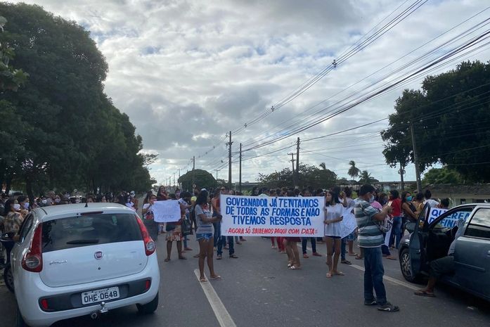 Familiares de reeducandos interditam trecho da BR-104