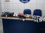 Espingarda apreendida e materiais recuperados pelos militares do 1º BPM