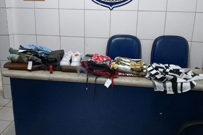 Espingarda apreendida e materiais recuperados pelos militares do 1º BPM