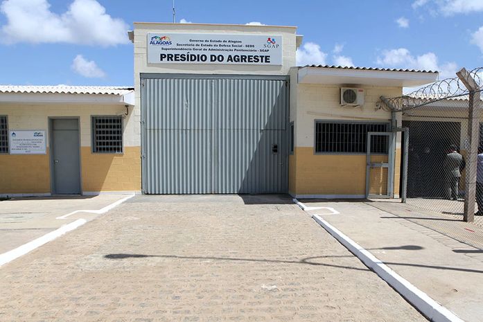 Funcionários da Reviver comem comida estragada no Presídio do Agreste