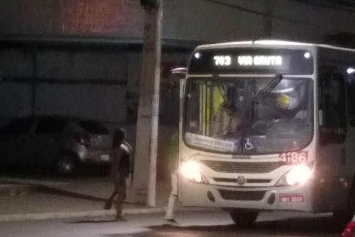 Ônibus exclusivos para Cartão Bem Legal circulam fora do horário e pegam usuários de surpresa