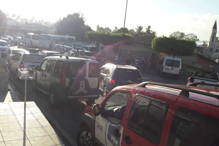 Manifestação de taxistas impede circulação de transporte complementar no Pilar