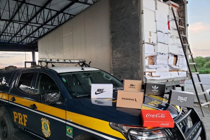 PRF apreende cerca de 920 pares de calçados falsificados na BR-423
