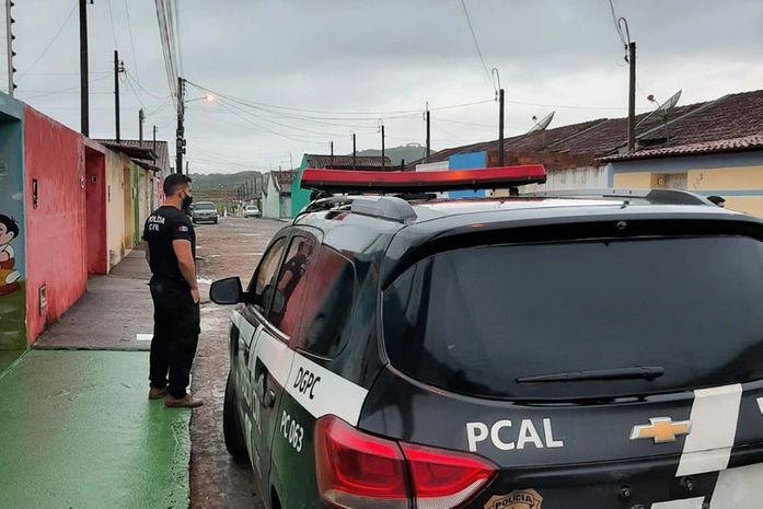 Jovem é preso após encomendar morte de homem que estava com a ex-namorada dele