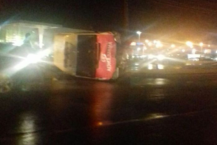 Ambulância em atendimento capota em trecho da AL 220 no Agreste