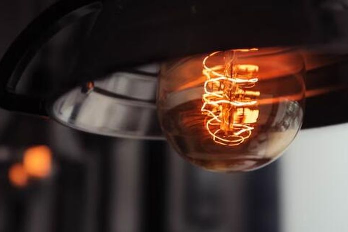 Brasileiros podem pagar conta de luz com preço de “bandeira vermelha permanente”