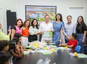 Prefeito Luciano recebe livro produzidos por crianças atendidas pelo projeto "Minha Arapiraca é assim"