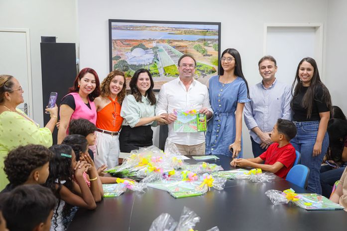 Prefeito Luciano recebe livro produzidos por crianças atendidas pelo projeto "Minha Arapiraca é assim"