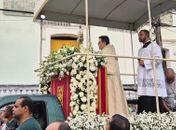 Procissão e tapetes de serragem marcam celebração de Corpus Christi no Centro; veja vídeo