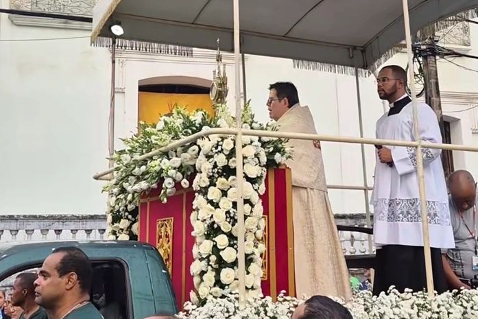 Procissão e tapetes de serragem marcam celebração de Corpus Christi no Centro; veja vídeo
