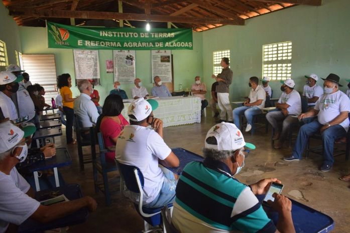 Produtores rurais recebem documento que garante direitos ao agricultor no Sertão