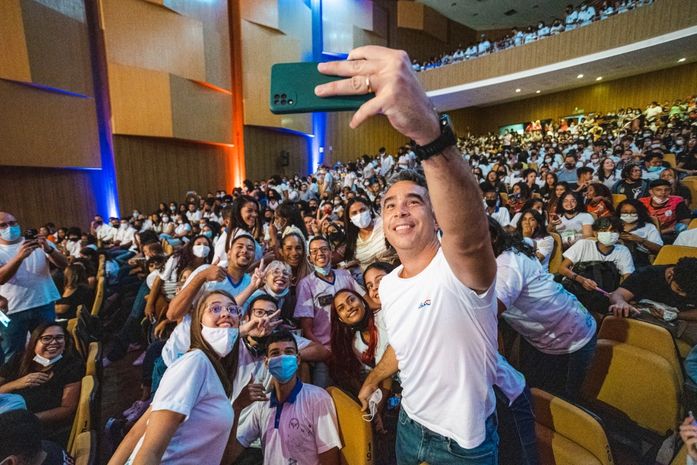 “Tem sido para mim um prazer e uma satisfação muito grande levantar a bandeira em defesa da educação em Alagoas”, afirma Rafael Brito em vídeo em homenagem ao Dia do Estudante