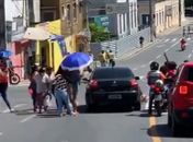 Vídeo: manifestante é atropelada durante protesto no Centro de Maceió