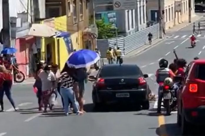 Vídeo: manifestante é atropelada durante protesto no Centro de Maceió