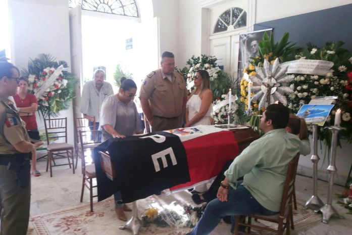 Emoção marca velório de militares mortos em queda de helicóptero