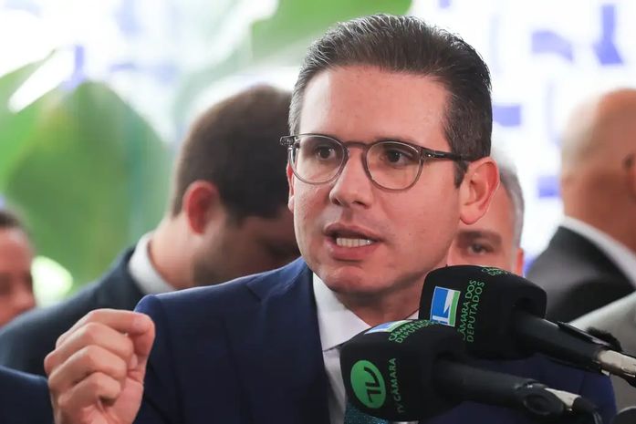 Hugo Motta envia pedido de afastamento de 15 deputados após motim na Câmara