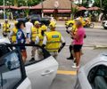 Mulher se refugia dentro de carro para escapar de agressões na orla de Maceió