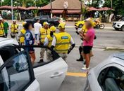 Mulher se refugia dentro de carro para escapar de agressões na orla de Maceió