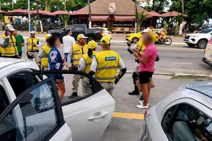 Mulher se refugia dentro de carro para escapar de agressões na orla de Maceió