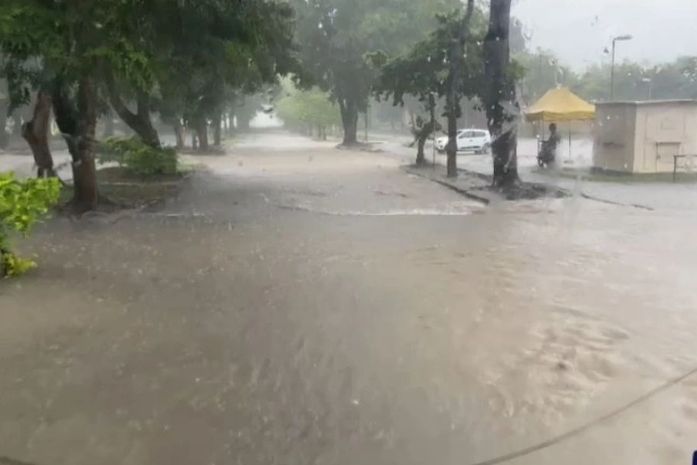Chuvas voltam a causar transtorno nas ruas da capital; veja vídeos