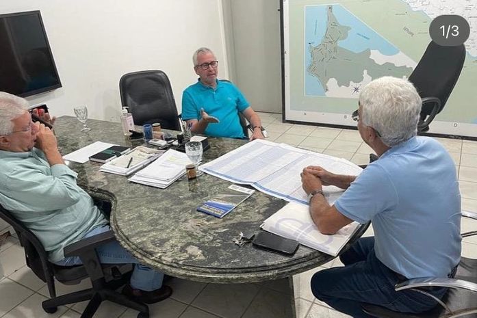 Maurício Holanda(camisa verde) otimista pelo saldo do encontro no DER/AL