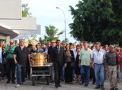 Pessoas acompanham sepultamento de Divaldo Suruagy