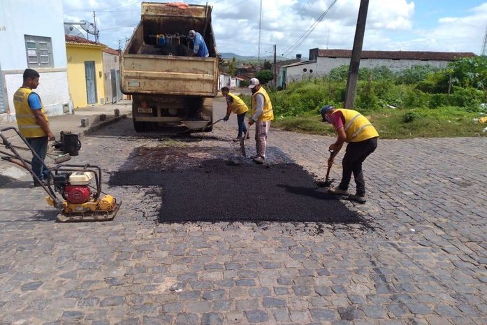 Prefeitura de Arapiraca realiza mutirão de limpeza e manutenção de vias na cidade e zona rural