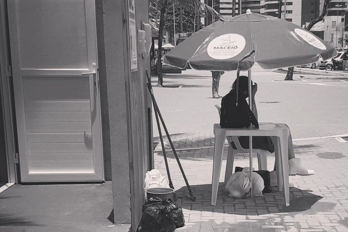 Prefeitura de Maceió investiu mais de R$ 400 mil nos banheiros da orla e funcionári@s trabalham, sob o abrigo de um guarda-sol. E se cair um pé d’água?