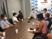 Mourinha e Ayres discutem antecipação de vacinas em Maceió