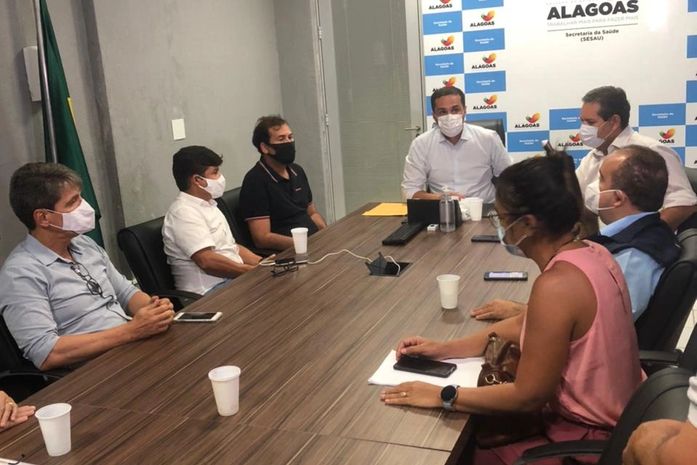 Mourinha e Ayres discutem antecipação de vacinas em Maceió