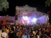 Primeira noite do 'Carnaval É Massa' movimenta Jaraguá com praça lotada e diversidade cultural