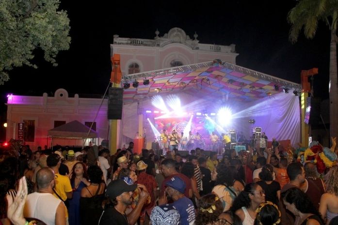 Primeira noite do 'Carnaval É Massa' movimenta Jaraguá com praça lotada e diversidade cultural