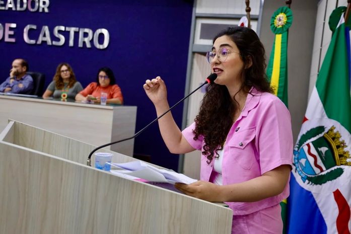 Teca Nelma vota contra novo pedido de empréstimo da Prefeitura e cobra
transparência sobre uso de recursos