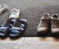 Sapatos na porta de apartamento