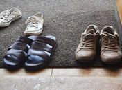Sapatos na porta de apartamento