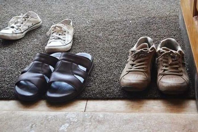 Sapatos na porta de apartamento