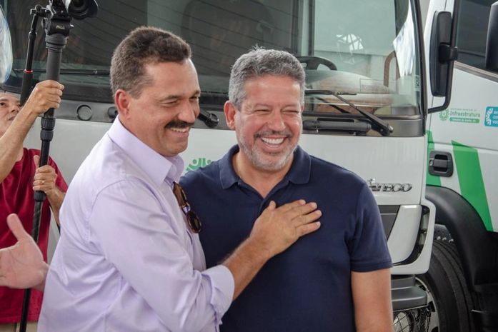 Ao lado de Arthur Lira e Fernando Pereira, prefeito Marlan realiza entregas em Limoeiro de Anadia