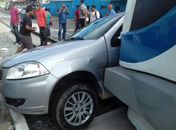 Veículo de passeio colide com VLT ao tentar atravessar cruzamento no Poço; confira vídeo e fotos