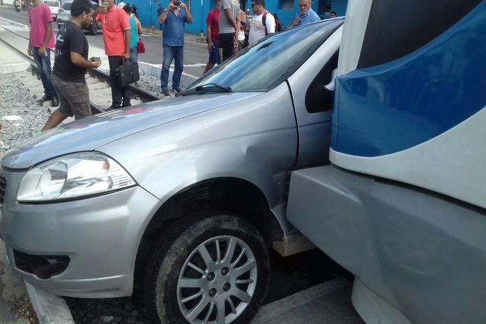 Veículo de passeio colide com VLT ao tentar atravessar cruzamento no Poço; confira vídeo e fotos
