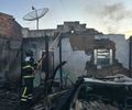 Veja imagens do incêndio que destruiu casa e carro em Palmeira dos Índios