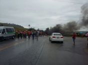 Moradores bloquearam na tarde desta terça-feira os dois sentidos da rodovia