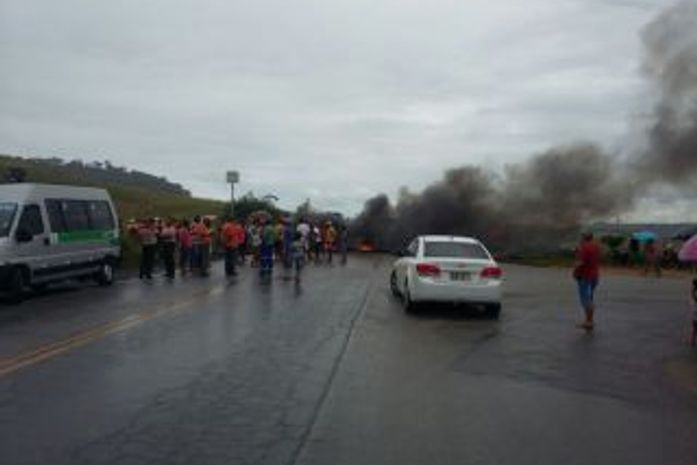 Moradores bloquearam na tarde desta terça-feira os dois sentidos da rodovia