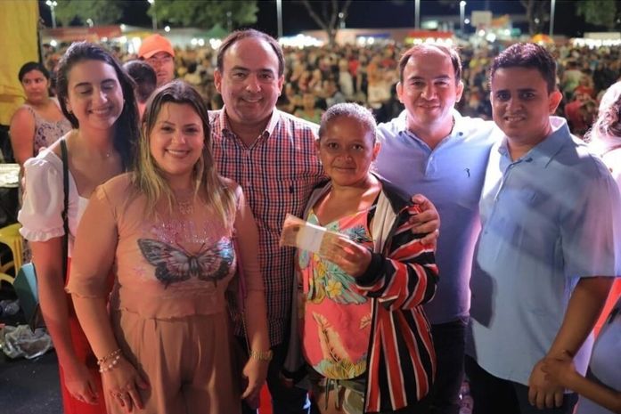 Prefeito de Junqueiro Leandro Silva,realiza festa do dia das mães com ação social e entrega de prêmios
