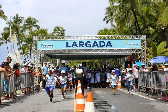 Centenas de estudantes participam da III Maratoninha da Educação na Orla de Maceió